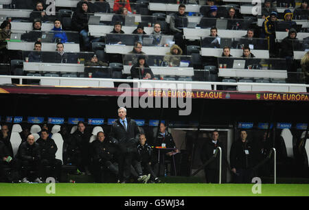 Alan Pardew, le directeur de Newcastle United, observe l'action en tant que membres des médias à regarder de la presse pendant le match de la Ligue Europa de l'UEFA, Round of Sixteen au St James' Park, Newcastle. Banque D'Images