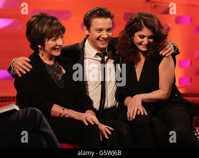 Invités (de gauche à droite) Delia Smith, Jeremy Renner et Gemma Arterton pendant le tournage du Graham Norton Show aux London Studios, dans le sud de Londres, devant être diffusé sur BBC One vendredi soir. APPUYEZ SUR ASSOCIATION photo. Date de la photo : jeudi 14 février 2013. Le crédit photo devrait se lire: Yui Mok/PA Wire Banque D'Images