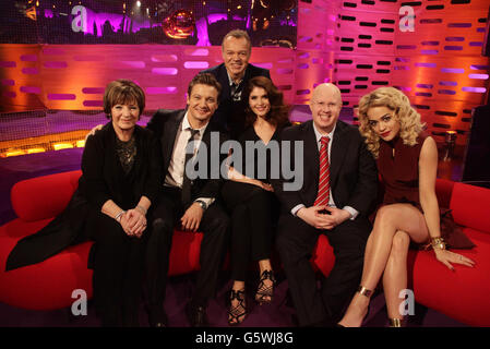 L'hôte avec les invités Delia Smith, Jeremy Renner, Gemma Arterton, Matt Lucas et Rita ora pendant le tournage du Graham Norton Show aux London Studios, dans le sud de Londres, sera diffusé sur BBC One vendredi soir. Banque D'Images