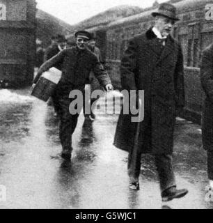 Rathenau, Walther, 29.9.1867 - 24.6.1922, industriel et politicien allemand (Parti démocratique allemand), en longueur, avant son départ à la Conférence de Gênes, avril 1922, Banque D'Images
