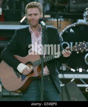 Canadien Bryan Adams se produit au concert pop du Jubilé d'or dans les jardins de Buckingham Palace à Londres. Environ 12,000 membres du public ont assisté à un concert organisé par la reine Elizabeth II de Grande-Bretagne * qui a présenté la musique de Sir Paul McCartney, Eric Clapton et Tom Jones entre autres. Banque D'Images