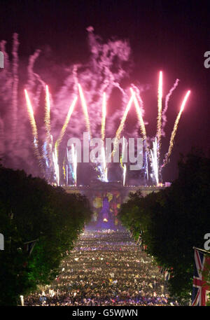 Des feux d'artifice éclatent au-dessus du palais de Buckingham à Londres après que la reine Elizabeth II de Grande-Bretagne a allumé une balise pour commémorer son Jubilé d'or. Plus tôt, quelque 12,000 personnes avaient regardé la partie dans le Palais - le deuxième concert qui se tiendra dans le domaine en trois jours. * ... et jusqu'à un million de plus rassemblés à l'extérieur pour profiter de la musique. Mardi, elle se rendra à Saint-Paul pour un service d'action de grâce. Banque D'Images