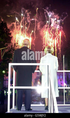 La Reine et le duc d'Édimbourg regardent Fireworks éclater au-dessus du Palais de Buckingham à Londres, après que la reine Elizabeth II de Grande-Bretagne a allumé une balise pour commémorer son Jubilé d'or. * plus tôt, quelque 12,000 personnes avaient regardé la partie dans le Palais - le deuxième concert à avoir lieu dans le domaine en trois jours - dix de milliers de plus rassemblés à l'extérieur pour profiter de la musique. Mardi, elle se rendra à Saint-Paul pour un service d'action de grâce. Banque D'Images