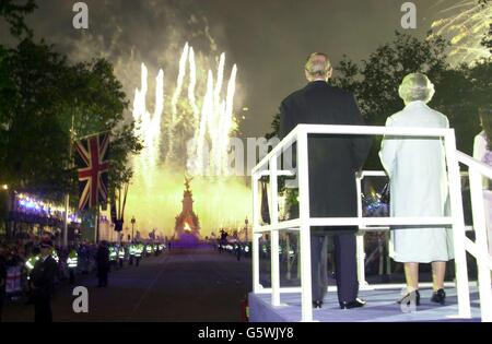 La Reine et le duc d'Édimbourg regardent Fireworks éclater au-dessus du Palais de Buckingham à Londres, après que la reine Elizabeth II de Grande-Bretagne a allumé une balise pour commémorer son Jubilé d'or. * plus tôt, quelque 12,000 personnes avaient regardé la partie dans le Palais - le deuxième concert à avoir lieu dans le domaine en trois jours - dix de milliers de plus rassemblés à l'extérieur pour profiter de la musique. Mardi, elle se rendra à Saint-Paul pour un service d'action de grâce. Banque D'Images