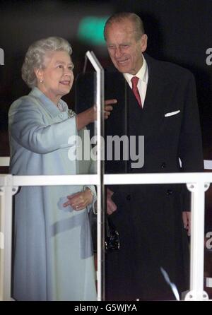 La Reine et le duc d'Édimbourg regardent Fireworks éclater au-dessus du Palais de Buckingham à Londres, après que la reine Elizabeth II de Grande-Bretagne a allumé une balise pour commémorer son Jubilé d'or. * plus tôt, quelque 12,000 personnes avaient regardé la partie dans le Palais - le deuxième concert à avoir lieu dans le domaine en trois jours - dix de milliers de plus rassemblés à l'extérieur pour profiter de la musique. Mardi, elle se rendra à Saint-Paul pour un service d'action de grâce. Banque D'Images