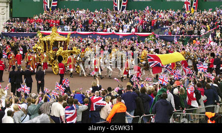 La reine Elizabeth II de Grande-Bretagne se déplace dans l'autocar de l'État d'or de Buckingham Palace à la cathédrale Saint-Paul pour un service de Thanksgiving pour célébrer son Jubilé d'or. * l'entraîneur a été construit pour le roi George III en 1762, et n'a été utilisé que deux fois par la reine avant - pour son couronnement, et son Jubilé d'argent. Plus tard, après un déjeuner au Guildhall de la City de Londres, elle va assister à un défilé et un carnaval le long du Mall. Lundi soir, plus d'un million de personnes se sont rassemblés dans le centre de Londres pour entendre le concert Party in the Palace et assister à un spectacle spectaculaire de feux d'artifice. Banque D'Images