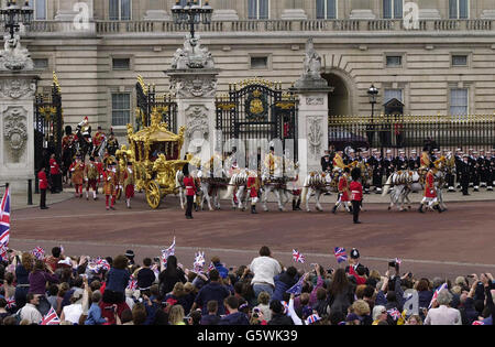 La reine Elizabeth II de Grande-Bretagne se déplace dans l'autocar de l'État d'or de Buckingham Palace à la cathédrale Saint-Paul pour un service de Thanksgiving pour célébrer son Jubilé d'or. * l'entraîneur a été construit pour le roi George III en 1762, et n'a été utilisé que deux fois par la reine avant - pour son couronnement, et son Jubilé d'argent. Plus tard, après un déjeuner au Guildhall de la City de Londres, elle va assister à un défilé et un carnaval le long du Mall. Lundi soir, plus d'un million de personnes se sont rassemblés dans le centre de Londres pour entendre le concert Party in the Palace et assister à un spectacle spectaculaire de feux d'artifice. Banque D'Images