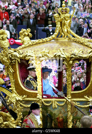 La reine Elizabeth II de Grande-Bretagne se déplace dans l'autocar de l'État d'or de Buckingham Palace à la cathédrale Saint-Paul pour un service de Thanksgiving pour célébrer son Jubilé d'or. * l'entraîneur a été construit pour le roi George III en 1762, et n'a été utilisé que deux fois par la reine avant - pour son couronnement, et son Jubilé d'argent. Plus tard, après un déjeuner au Guildhall de la City de Londres, elle va assister à un défilé et un carnaval le long du Mall. Lundi soir, plus d'un million de personnes se sont rassemblés dans le centre de Londres pour entendre le concert Party in the Palace et assister à un spectacle spectaculaire de feux d'artifice. Banque D'Images