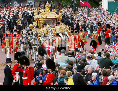 La reine Elizabeth II de Grande-Bretagne passe dans l'autocar de l'État d'or de Buckingham Palace à la cathédrale Saint-Paul pour un service de Thanksgiving pour célébrer son Jubilé d'or. * l'entraîneur a été construit pour le roi George III en 1762, et n'a été utilisé que deux fois par la reine avant - pour son couronnement, et son Jubilé d'argent. Plus tard, après un déjeuner au Guildhall de la City de Londres, elle va assister à un défilé et un carnaval le long du Mall. Lundi soir, plus d'un million de personnes se sont rassemblés dans le centre de Londres pour entendre le concert Party in the Palace et assister à un spectacle spectaculaire de feux d'artifice. Banque D'Images