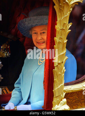 La reine Elizabeth II de Grande-Bretagne passe dans l'autocar de l'État d'or de Buckingham Palace à la cathédrale Saint-Paul pour un service de Thanksgiving pour célébrer son Jubilé d'or. * l'entraîneur a été construit pour le roi George III en 1762, et n'a été utilisé que deux fois par la reine avant - pour son couronnement, et son Jubilé d'argent. Plus tard, après un déjeuner au Guildhall de la City de Londres, elle va assister à un défilé et un carnaval le long du Mall. Lundi soir, plus d'un million de personnes se sont rassemblés dans le centre de Londres pour entendre le concert Party in the Palace et assister à un spectacle spectaculaire de feux d'artifice. Banque D'Images