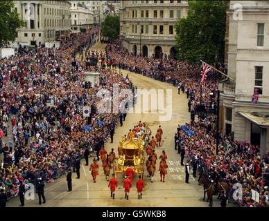 La reine Elizabeth II de Grande-Bretagne passe le mardi 4 juin 2002 dans l'autocar de l'État d'or de Buckingham Palace à la cathédrale Saint-Paul pour un service de Thanksgiving pour célébrer son Jubilé d'or.* l'entraîneur a été construit pour le roi George III en 1762, et n'a été utilisé que deux fois par la reine avant - pour son couronnement, et son Jubilé d'argent.Plus tard, après un déjeuner au Guildhall de la City de Londres, elle va assister à un défilé et un carnaval le long du Mall.Lundi soir, plus d'un million de personnes se sont rassemblés dans le centre de Londres pour entendre le concert Party in the Palace et assister à un feu d'artifice spectaculaire Banque D'Images