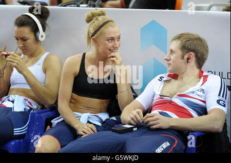 Équipe de poursuite de la Grande-Bretagne de (de gauche à droite) Dani King, Laura Trott et Jason Kenny lors d'une séance d'entraînement pendant la journée de prévisualisation des Championnats du monde de cyclisme sur piste UCI à l'arène de Minsk, Minsk . Banque D'Images