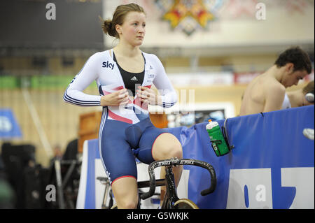 Vicky Williamson pendant une séance d'entraînement pendant la journée de prévisualisation des Championnats du monde de cyclisme sur piste de l'UCI à l'arène de Minsk, Minsk . Banque D'Images