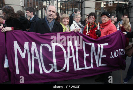 Les gens de divers groupes de campagne se réunissent à Leinster House à Dublin, comme Taoiseach Enda Kenny doit faire une déclaration deux semaines après qu'un rapport a révélé que 10,000 femmes ont été incarcérées dans des institutions gérées par des religieuses pour une myriade de raisons allant de la petite criminalité à la pauvreté, l'invalidité ou la grossesse hors mariage. Banque D'Images