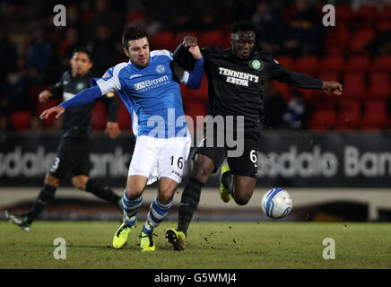 Michael Doughty de St Johnstone et Victor Wanyama du Celtic lors du match de la première ligue écossaise de Clydesdale Bank au McDiarmid Park, à Perth. Banque D'Images