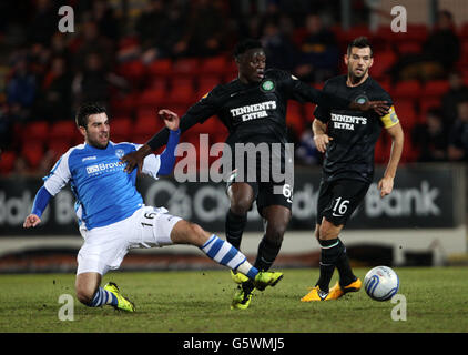 Michael Doughty de St Johnstone et Victor Wanyama du Celtic lors du match de la première ligue écossaise de Clydesdale Bank au McDiarmid Park, à Perth. Banque D'Images