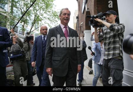 Leader de l'UKIP Nigel Farage arrive pour livrer son discours final de la campagne pour un référendum au Centre Emmanuel à Londres. Banque D'Images