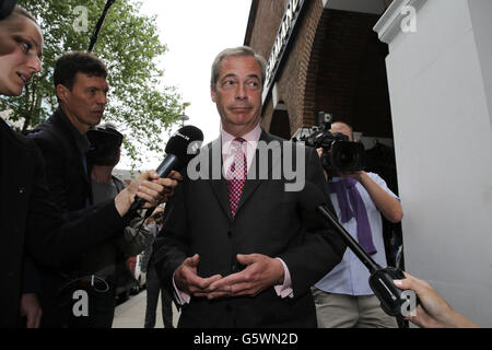 Leader de l'UKIP Nigel Farage arrive pour livrer son discours final de la campagne pour un référendum au Centre Emmanuel à Londres. Banque D'Images