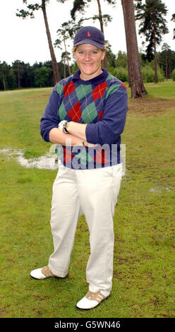 Clare Balding, présentatrice sportive, pose des photos lors de la journée de golf Bobby Moore Fund au club de golf Wentworth. Le tournoi de golf annuel avec collecte de fonds comprenait une vente aux enchères de souvenirs sportifs exclusifs et la projection de la coupe du monde d'Angleterre avec le Nigeria. Banque D'Images