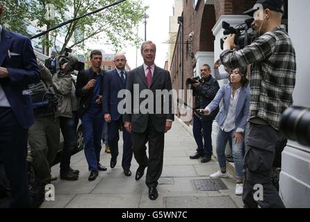 Leader de l'UKIP Nigel Farage arrive pour livrer son discours final de la campagne pour un référendum au Centre Emmanuel à Londres. Banque D'Images