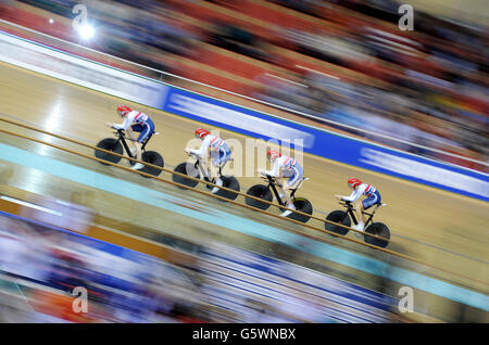 L'équipe de poursuite de la Grande-Bretagne d'Ed Clancy, Steve Burke, Sam Harrison et Andrew Tennant se classe au deuxième rang des qualifications pendant le premier jour des Championnats du monde de cyclisme sur piste UCI à l'arène de Minsk, Minsk. Banque D'Images