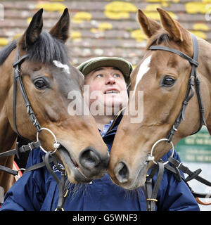 L'entraîneur Paul Nicholls avec Zarkandar (à gauche) et Silviniaco Conti lors de la visite des écuries de la ferme de Paul Nicholls, Ditcheat. Banque D'Images