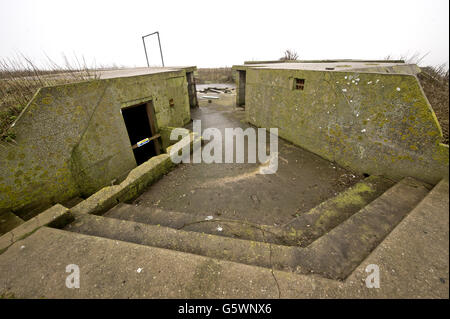 Vue générale des fortifications de la Seconde Guerre mondiale sur l'île de Flat Holm dans le canal de Bristol. Flat Holm (Welsh: Ynys Echni) est une île calcaire dans le canal de Bristol à environ 6 km (4 miles) de Lavernock point dans la vallée de Glamourgan, mais dans la ville et le comté de Cardiff. Il inclut le point le plus au sud du pays de Galles. L'île a une longue histoire d'occupation, datant au moins des périodes anglo-saxonnes et viking. Les utilisations religieuses incluent des visites par des disciples de Saint Cadoc au 6ème siècle, et en 1835, c'était le site de la fondation de la Mission de la Manche de Bristol, qui devint plus tard le Banque D'Images