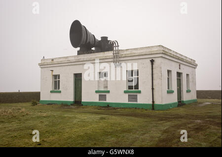 Vue générale sur la station Foghorn, construite par Trinity House en 1906 sur l'île de Flat Holm dans le Canal de Bristol. Le bâtiment Foghorn est un bâtiment classé de catégorie II. La sirène était à l'origine alimentée par un moteur diesel, qui a produit deux explosions successives à intervalles de deux minutes, qui pouvaient être clairement entendues par les personnes vivant sur les côtes galloises et anglaises. Flat Holm (Welsh: Ynys Echni) est une île calcaire dans le canal de Bristol à environ 6 km (4 miles) de Lavernock point dans la vallée de Glamourgan, mais dans la ville et le comté de Cardiff. Il inclut le point le plus au sud de Banque D'Images