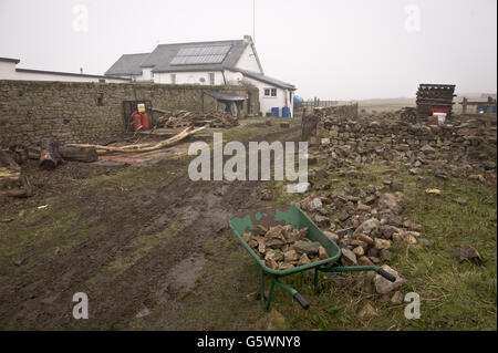 Une vue générale vers l'arrière de la ferme Flat Holm, où les gardiens et les bénévoles vivent sur l'île Flat Holm dans le canal de Bristol. Flat Holm (Welsh: Ynys Echni) est une île calcaire dans le canal de Bristol à environ 6 km (4 miles) de Lavernock point dans la vallée de Glamourgan, mais dans la ville et le comté de Cardiff. Il inclut le point le plus au sud du pays de Galles. L'île a une longue histoire d'occupation, datant au moins des périodes anglo-saxonnes et viking. Les utilisations religieuses incluent des visites par les disciples de Saint Cadoc au 6ème siècle, et en 1835 il a été le site de la fondation de Banque D'Images