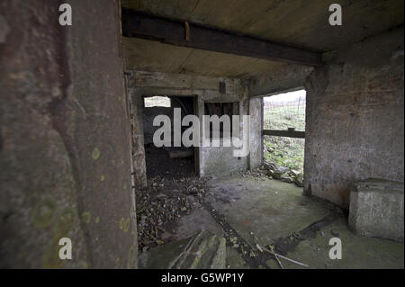 Vue générale sur l'intérieur des fortifications de la Seconde Guerre mondiale sur l'île de Flat Holm dans le canal de Bristol. Flat Holm (Welsh: Ynys Echni) est une île calcaire dans le canal de Bristol à environ 6 km (4 miles) de Lavernock point dans la vallée de Glamourgan, mais dans la ville et le comté de Cardiff. Il inclut le point le plus au sud du pays de Galles. L'île a une longue histoire d'occupation, datant au moins des périodes anglo-saxonnes et viking. Les usages religieux incluent des visites de disciples de Saint Cadoc au 6ème siècle, et en 1835, il a été le site de la fondation de la Mission de la Manche de Bristol, qui plus tard Banque D'Images