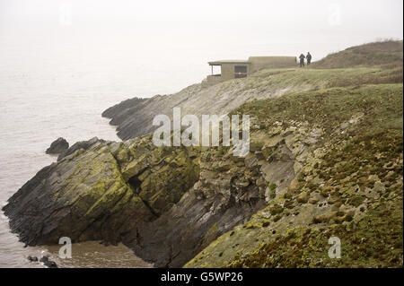 Vue générale sur l'île de Flat Holm dans le canal de Bristol. Flat Holm (Welsh: Ynys Echni) est une île calcaire dans le canal de Bristol à environ 6 km (4 miles) de Lavernock point dans la vallée de Glamourgan, mais dans la ville et le comté de Cardiff. Il inclut le point le plus au sud du pays de Galles. L'île a une longue histoire d'occupation, datant au moins des périodes anglo-saxonnes et viking. Les usages religieux incluent des visites de disciples de Saint Cadoc au 6ème siècle, et en 1835, c'était le site de la fondation de la Mission de la Manche de Bristol, qui devint plus tard la Mission des gens de mer. A Banque D'Images