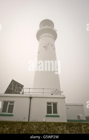 Une vue générale du phare de Flat Holm, qui s'élève à 30 m (98 pi) de haut et à 50 m (160 pi) au-dessus de la moyenne haute eau sur l'île de Flat Holm dans le canal de Bristol.Sa lampe de 100 watts clignote en blanc et rouge toutes les dix secondes, avec une portée allant jusqu'à 56 km (30 nmi) Flat Holm (Welsh :Ynys Echni) est une île calcaire dans le canal de Bristol à environ 6 km (4 miles) de Lavernock point dans la vallée de Glamourgan, mais dans la ville et le comté de Cardiff.Il inclut le point le plus au sud du pays de Galles.L'île a une longue histoire d'occupation, datant au moins des périodes anglo-saxonnes et viking. Banque D'Images