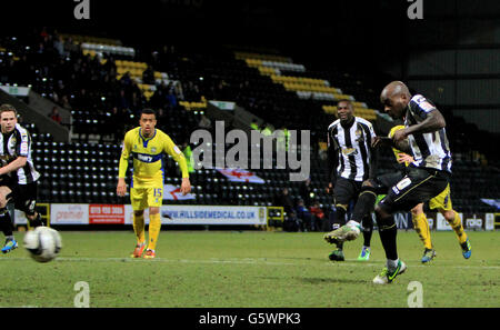 Jamal Campbell-Ryce, du comté de Notts, marque son quatrième but le jeu de la zone de pénalité Banque D'Images