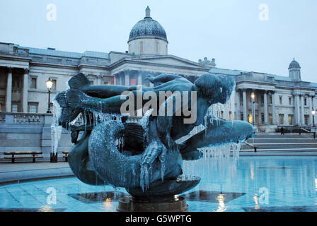 Ce matin, une statue gelée à Trafalgar Square, dans le centre de Londres, tandis que de la neige et de la sleet frapperont des parties du nord de l'Angleterre aujourd'hui alors que des vents glaciaires balayent la Grande-Bretagne. Banque D'Images