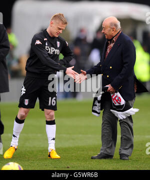 Football - Barclays Premier League - Fulham / Stoke City - Craven Cottage.Mohamed Al-Fayed, le président de Fulham, tremble les mains avec Damien Duff avant le match Banque D'Images