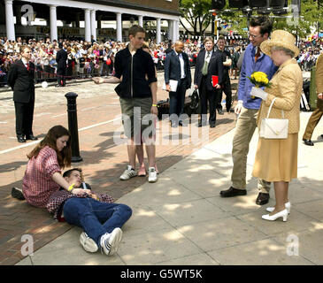 La reine Elizabeth II passe devant le théâtre de rue HYART alors que Katrina Lynch et Lewis Hurt (photographiés sur terre) font l'histoire d'un jeune poignardé, dans le centre-ville d'Uxbridge, lors de la visite du Jubilé d'or de sa Majesté à Middlesex. Banque D'Images