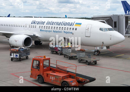 Une Ukraine International Airlines avion est déchargé à l'aéroport de Stockholm Arlanda Banque D'Images