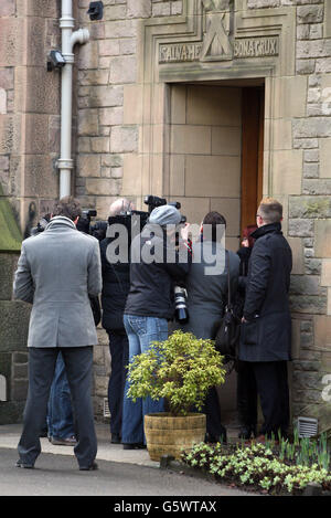 Les médias se réunissent à l'extérieur de la maison du Cardinal Keith O'Brien à Édimbourg. Banque D'Images