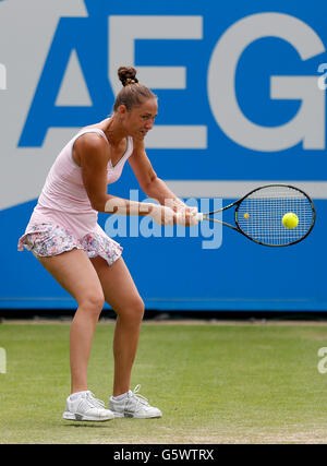 L'Ukraine Kateryna Bondarenko en action au cours de la troisième journée de la 2016 International AEGON à Devonshire Park, Eastbourne. Banque D'Images