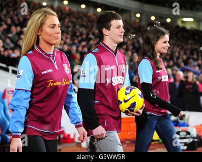 Les petits-enfants de Bobby Moore, Poppy (à gauche) Freddie (au centre) et Ava (à droite), se promèneront sur le terrain avant une minute d'applaudissements en mémoire de l'ancien joueur West Ham United et capitaine de l'Angleterre Banque D'Images