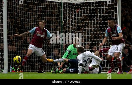 Gylfi Sigurdsson de Tottenham Hotspur obtient le deuxième but du jeu de son côté Banque D'Images