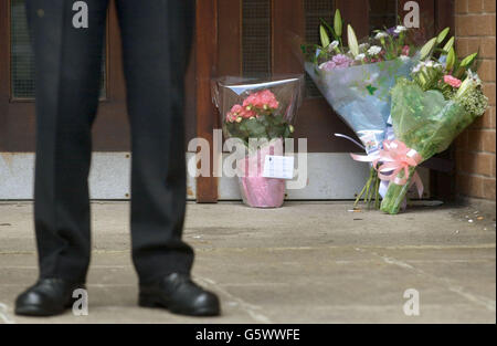 Des fleurs se trouvent à l'extérieur de l'école de l'Académie Largs, à Largs, à la suite d'un accident d'entraîneur d'enfants de l'école en France.Katherine Fish, 15 ans, de la Largs Academy, a été tuée et neuf autres personnes ont été grièvement blessées après l'accident de l'entraîneur de voyage scolaire.*...Quatre autres personnes ont été grièvement blessées et 15 autres ont été blessées dans l'accident impliquant la fête scolaire de l'Académie Largs qui s'est produite à 5h du matin (heure locale), à Bierre-les-Semur, près de Dijon.Un enseignant accompagnant les élèves a été entendu pour avoir perdu un bras lors de l'accident. Banque D'Images