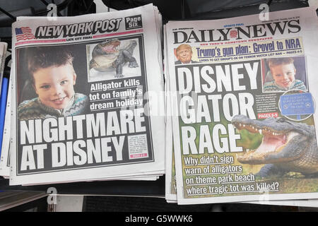 Les gros titres du New York Daily News et Poster le Jeudi 16 Juin 2016 Rapport sur la mort de 2 ans qui a été traîné tombes Lane et noyé par une pince crocodile à Orlando, Floride. L'attaque s'est produite dans un lac sur la propriété de Disney World. (© Richard B. Levine) Banque D'Images