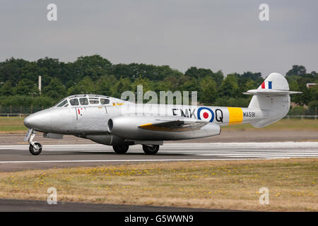 L'ancien Royal Air Force Gloster Meteor T7 jet vintage warbird G-BWMF au Farnborough International Airshow. Banque D'Images