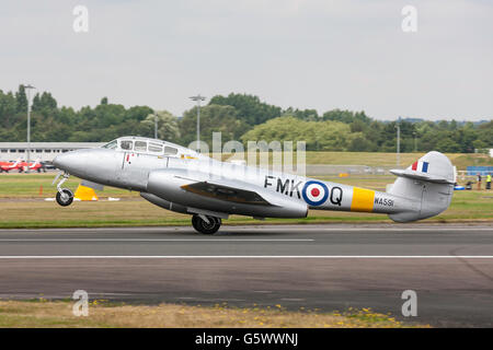 L'ancien Royal Air Force Gloster Meteor T7 jet vintage warbird G-BWMF au Farnborough International Airshow. Banque D'Images