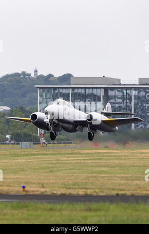 L'ancien Royal Air Force Gloster Meteor T7 jet vintage warbird G-BWMF au Farnborough International Airshow. Banque D'Images