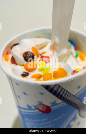 Un McFlurry M&M dans un restaurant McDonald's à New York, le vendredi 17 juin 2016. Mars, l'entreprise derrière l'emblématique bonbons M&M, est préoccupé par les consommateurs de manger trop de sucre et envisage de retirer leurs M&M's de la plus rapide des produits alimentaires tels que le Dairy Queen, et McFlurry's Blizzard décoctions. Propriété privée Mars Inc. est le plus grand pâtissier et permet aussi de Mars, Snickers, Twix barres et d'autres bonbons. (© Richard B. Levine) Banque D'Images
