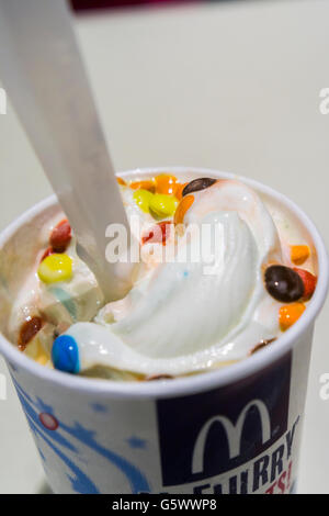 Un McFlurry M&M dans un restaurant McDonald's à New York, le vendredi 17 juin 2016. Mars, l'entreprise derrière l'emblématique bonbons M&M, est préoccupé par les consommateurs de manger trop de sucre et envisage de retirer leurs M&M's de la plus rapide des produits alimentaires tels que le Dairy Queen, et McFlurry's Blizzard décoctions. Propriété privée Mars Inc. est le plus grand pâtissier et permet aussi de Mars, Snickers, Twix barres et d'autres bonbons. (© Richard B. Levine) Banque D'Images
