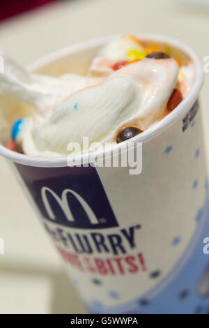 Un McFlurry M&M dans un restaurant McDonald's à New York, le vendredi 17 juin 2016. Mars, l'entreprise derrière l'emblématique bonbons M&M, est préoccupé par les consommateurs de manger trop de sucre et envisage de retirer leurs M&M's de la plus rapide des produits alimentaires tels que le Dairy Queen, et McFlurry's Blizzard décoctions. Propriété privée Mars Inc. est le plus grand pâtissier et permet aussi de Mars, Snickers, Twix barres et d'autres bonbons. (© Richard B. Levine) Banque D'Images