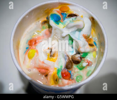 Un McFlurry M&M dans un restaurant McDonald's à New York, le vendredi 17 juin 2016. Mars, l'entreprise derrière l'emblématique bonbons M&M, est préoccupé par les consommateurs de manger trop de sucre et envisage de retirer leurs M&M's de la plus rapide des produits alimentaires tels que le Dairy Queen, et McFlurry's Blizzard décoctions. Propriété privée Mars Inc. est le plus grand pâtissier et permet aussi de Mars, Snickers, Twix barres et d'autres bonbons. (© Richard B. Levine) Banque D'Images